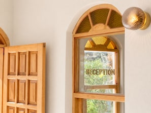 A reception area with a wooden door and a window with the word 'RECEPTION' on it. - Sea Salt Inn & Kitchene (Kemer)