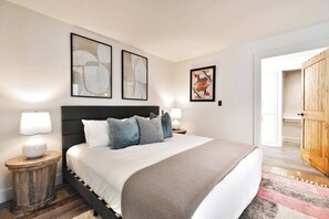 4 chambres, bureau, fer et planche à repasser, lit parapluie