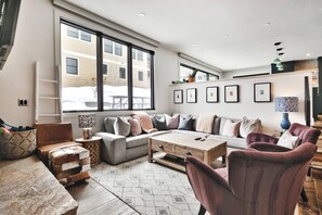 TV connectée, cheminée, espaces bureaux