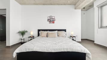 4 habitaciones, escritorio y tabla de planchar con plancha