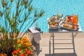 Seasonal outdoor pool - Lavilla Suite & Relax (Surbo)