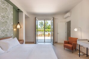 Minibar, in-room safe, desk, laptop workspace - Lavilla Suite & Relax (Surbo)