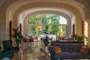 Daily continental breakfast (EUR 10 per person)