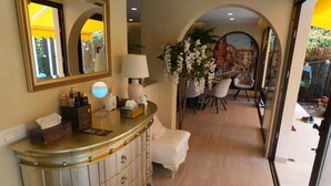 Un baño de hotel con tocador, espejo y artículos de aseo.
