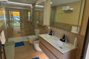 Dusche, Haartrockner, HandtĂŒcher, Seife