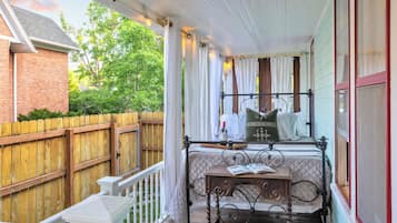 2 dormitorios, tabla de planchar con plancha, cuna de viaje