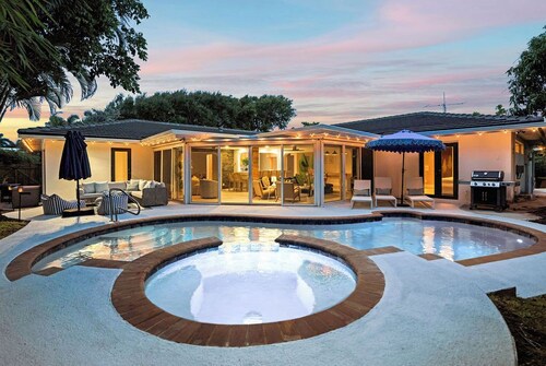 Pool/Spa & Walk to the Beach Ping Pong Billiards