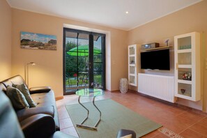 TV - Apartment 'Sonnenblick' with Private Terrace, Private Garden and Wi-Fi (Putbus)