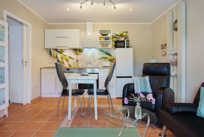 Un espacio habitable compacto con cocina, comedor y zona de estar.