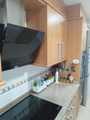 Micro-ondes, four, plaque de cuisson, lave-vaisselle