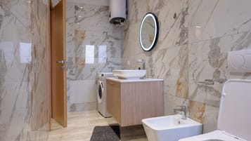 Bidet, Handtücher, Seife, Toilettenpapier