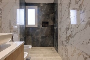 Een bidet, handdoeken, zeep, toiletpapier