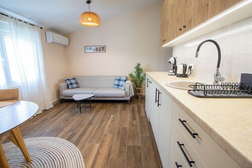 Bright & Cozy Apartment in quiet area near Airport - Rezidencija Joksimovic