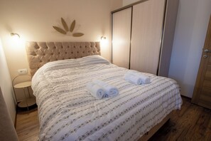 1 dormitori, planxa i posts de planxar i un bressol de viatge