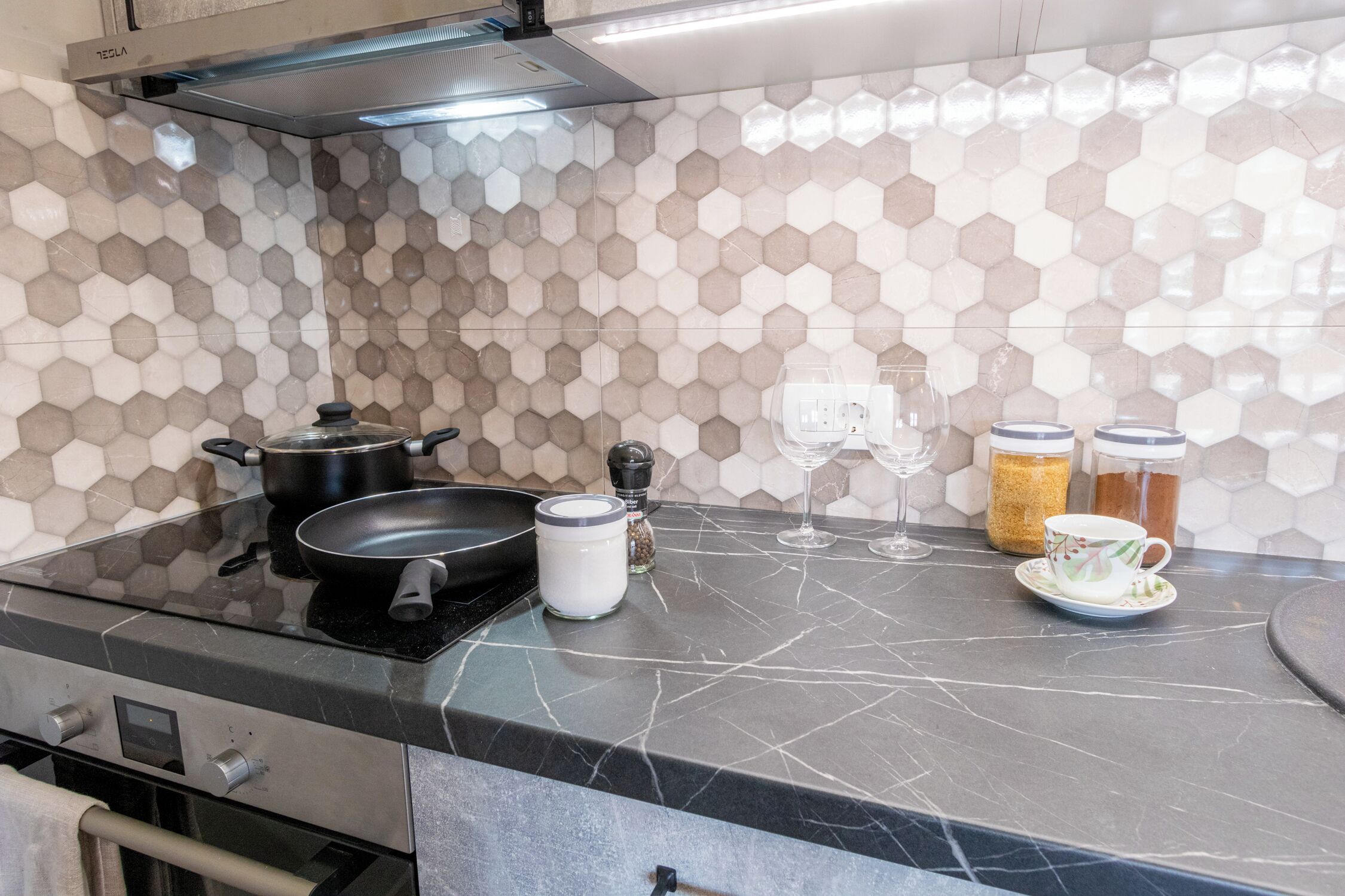 Fridge, oven, stovetop, dishwasher