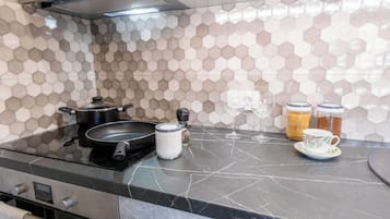 Fridge, oven, stovetop, dishwasher