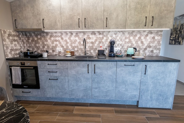 Fridge, oven, stovetop, dishwasher