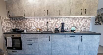 Art deco-inspired apartment in a quiet area near the Airport