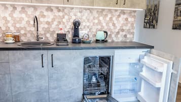 Kjøleskap, ovn, kokeplater og oppvaskmaskin