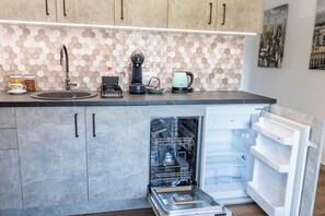 Jääkaappi, uuni, liesi, astianpesukone