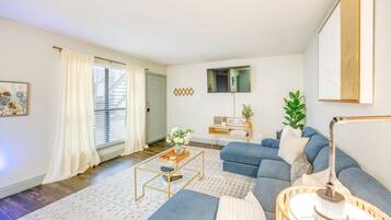 Téléviseur, livres, bureau