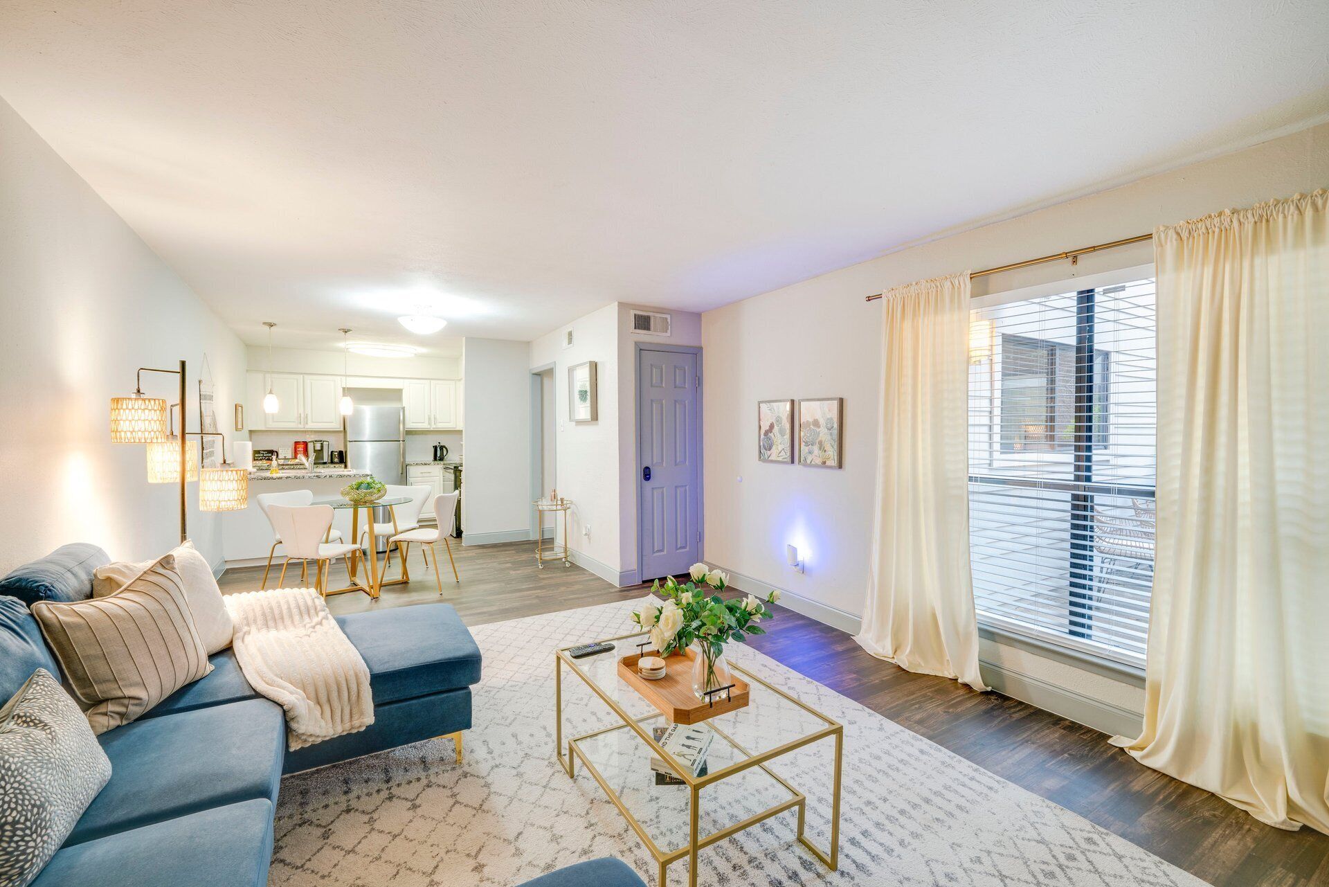 Télévision, livres, espaces bureaux