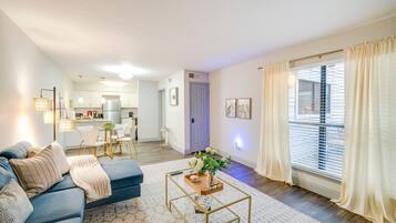 Téléviseur, livres, bureau