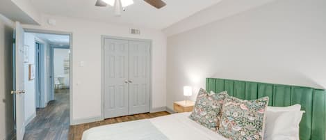 Skrivebord, strykejern/-brett, reiseseng for barn og wi-fi (inkludert)