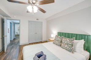 Desk, iron/ironing board, travel cot, free WiFi - The Paxton 2107 I Comfy 2 Bed 2 Bath (Dallas)