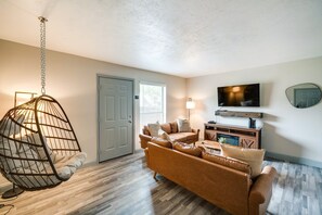 Televisión, libros y oficina 