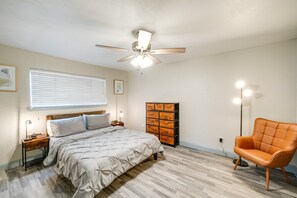 Escritorio, tabla de planchar con plancha, cuna de viaje y wifi gratis 