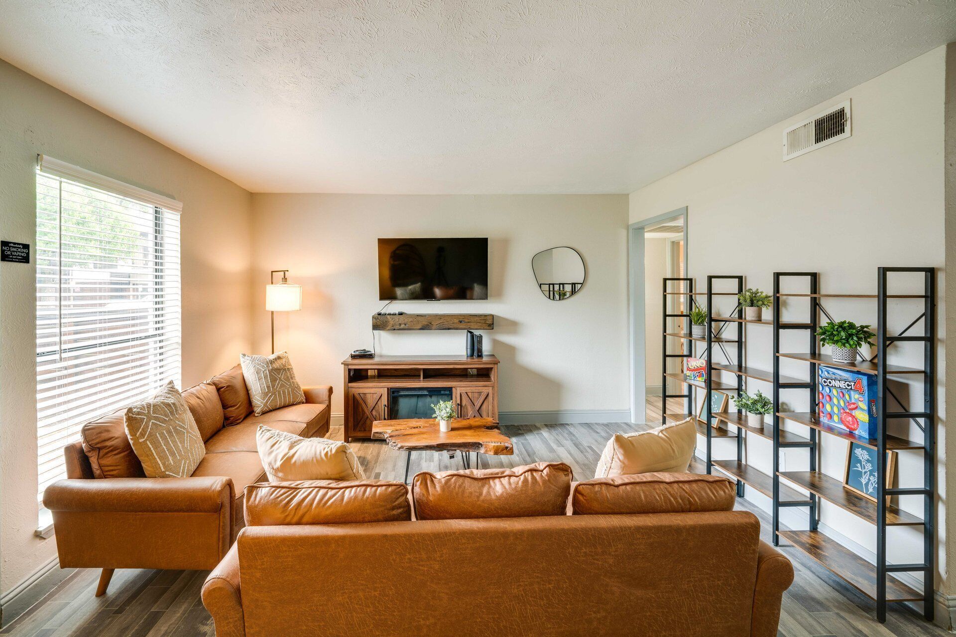 Télévision, livres, espaces bureaux