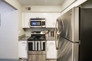 Refrigerador, microondas, horno y parrilla de estufa 