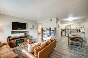 TV, books, offices - The Paxton 3101 I Comfy 2 Bed 2 Bath (Dallas)