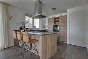 Fridge, dishwasher, coffee/tea maker, toaster
