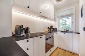 Réfrigérateur, plaque de cuisson, lave-vaisselle, cafetière/bouilloire