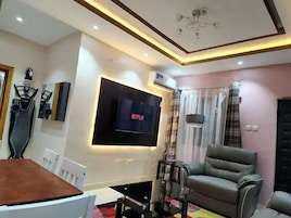 Apartamento família, sacada, vista para a cidade | Área de estar