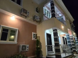 Fachada da propriedade à noite