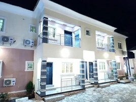 Fachada da propriedade à noite