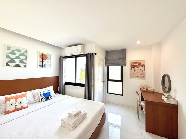 Habitación básica, 1 cama King size, balcón, vista al jardín | Escritorio, espacio para trabajar con laptop y wifi gratis 