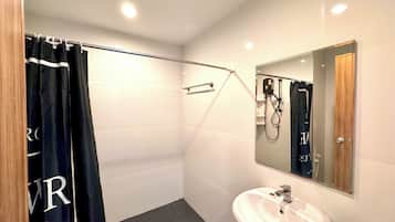Ducha, artículos de tocador gratuitos, toallas, jabón