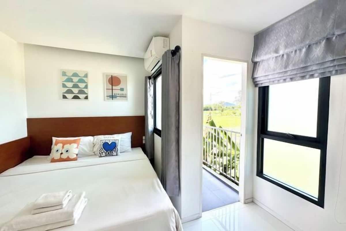 Desk, laptop workspace, free WiFi