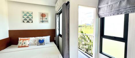 Quarto básico, 1 cama King, sacada, vista para o jardim | Vista para o jardim