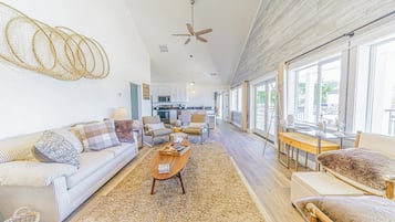 Fernseher, Kamin, Bücher, Stereoanlage