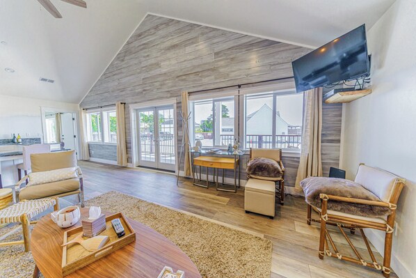 Televisión, chimenea, libros y estéreo 