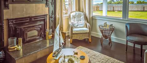 Tv, eldstad, böcker och en stereo