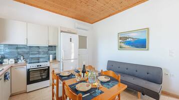 Casa familiare, camere multiple (To Pournari Beachside Garden House) | Cucina privata | Frigorifero, forno, piano cottura, macchina per tè/caffè