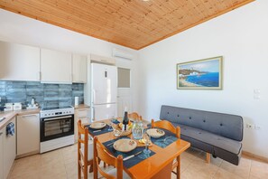 Familiehus - flere soveværelser (To Pournari Beachside Garden House) | Privat køkken | Køleskab, ovn, kogeplade, kaffe-/temaskine