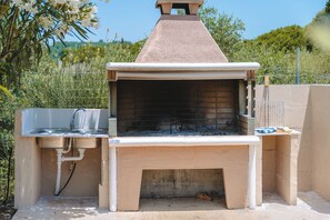 Maison Familiale, plusieurs chambres (To Pournari Beachside Garden House) | Aire de pique-nique/barbecue
