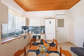 Familienhaus, Mehrere Schlafzimmer (To Pournari Beachside Garden House) | Eigene Küche | Kühlschrank, Ofen, Herdplatte, Wasserkocher mit Kaffee-/Teezubehör